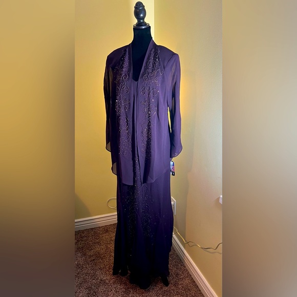 Beautiful formal dress by R & M Richards. Never worn. Size 18W - Picture 1 of 4